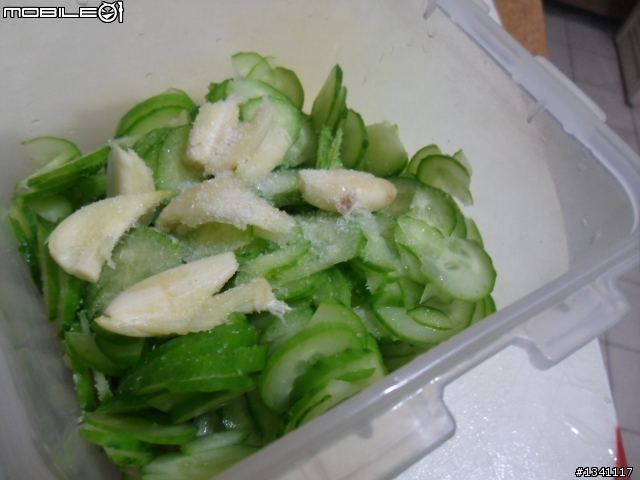 有漢堡肉的晚餐+小黃瓜小菜~!!