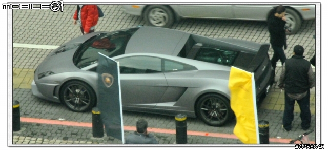 桃園縣政府前出現.......Lamborghini 車群,還給小朋友試乘.....