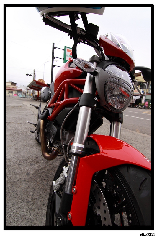 開箱!!! 開箱!!!我家女王~~又花轟了~~提前收到的耶誕節禮物~~Ducati monster 796~~