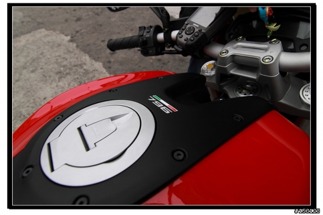 開箱!!! 開箱!!!我家女王~~又花轟了~~提前收到的耶誕節禮物~~Ducati monster 796~~