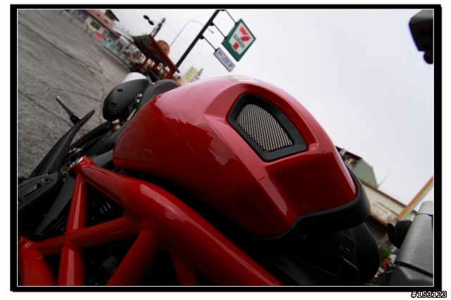 開箱!!! 開箱!!!我家女王~~又花轟了~~提前收到的耶誕節禮物~~Ducati monster 796~~