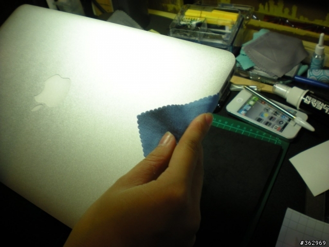 [圖解]正妹教你包膜，麻豆MacBook Air 11"。