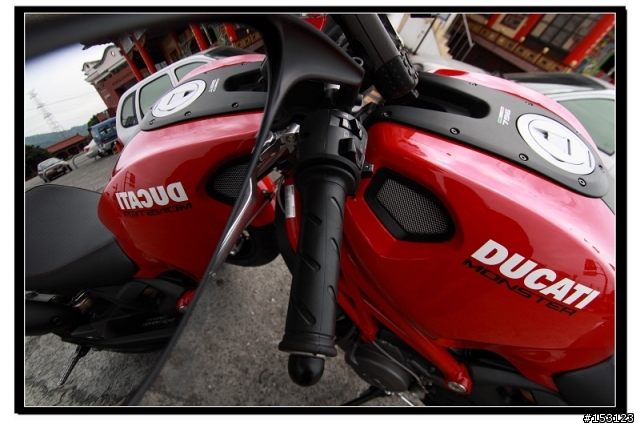 開箱!!! 開箱!!!我家女王~~又花轟了~~提前收到的耶誕節禮物~~Ducati monster 796~~