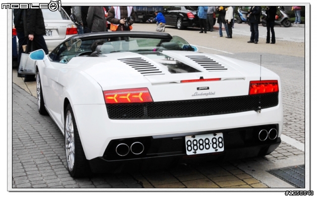 桃園縣政府前出現.......Lamborghini 車群,還給小朋友試乘.....