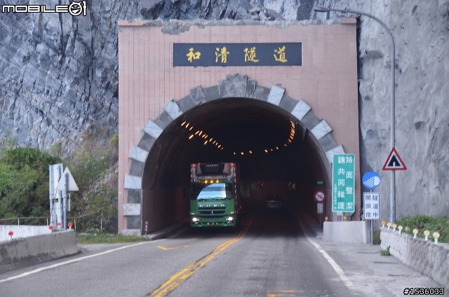 開著Luxgen SUV行駛在蘇花公路上，感受大自然的鬼斧神工，壯闊之美。