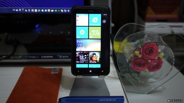 HTC 4.7吋泰坦 台灣大芒果開箱~(*从'∀')♪゛大芒果吞掉Galaxy Note/iPad/MAC air!