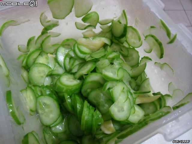 有漢堡肉的晚餐+小黃瓜小菜~!!
