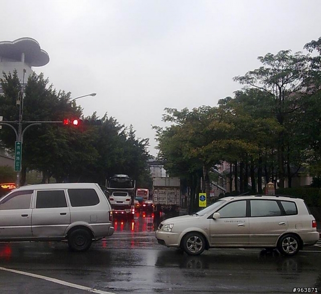 2011台北世貿車展  車輛進駐