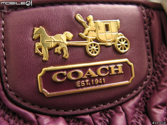 Coach包分享 (46984手拿包 + 70週年限量款紫色chevron馬車扇形包)