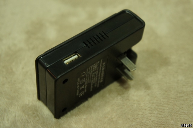 [分享]BlackBerry Bold 9900 副廠電池座充 + USB充電 2合1