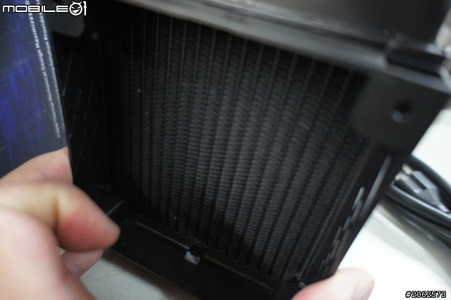 兩台 SANDY-E 安裝 Thermaltake 散熱器