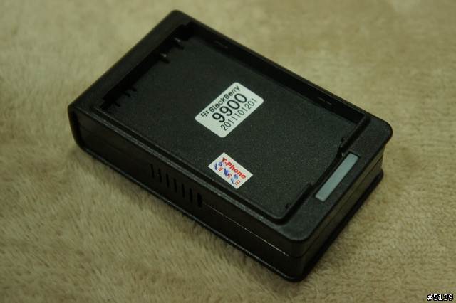 [分享]BlackBerry Bold 9900 副廠電池座充 + USB充電 2合1