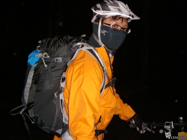背登山背包騎登山車環島?
