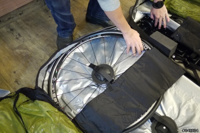 [安裝教學]  豪華級的自行車行李箱Biknd Helium，長途旅行必備。