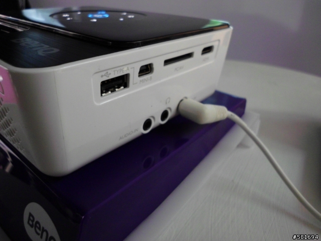 主管逼我陪他去買的便當...投影機 BenQ GP2