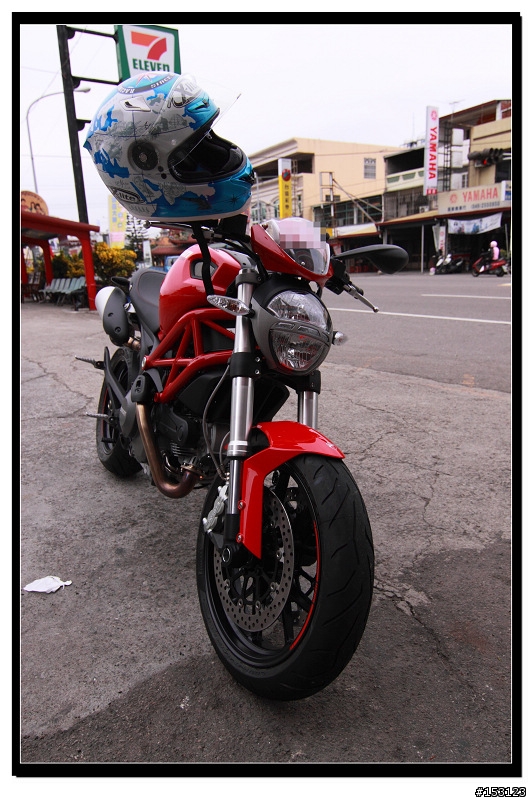 開箱!!! 開箱!!!我家女王~~又花轟了~~提前收到的耶誕節禮物~~Ducati monster 796~~