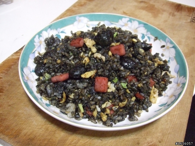 [暗黑料理] 墨汁炒飯
