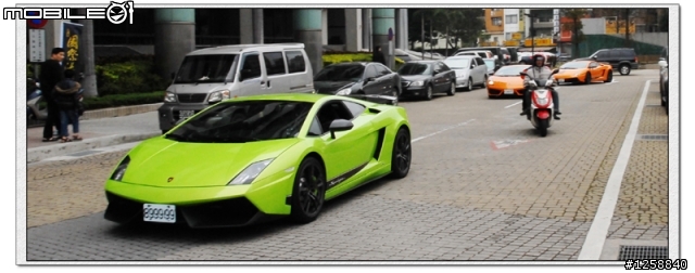 桃園縣政府前出現.......Lamborghini 車群,還給小朋友試乘.....