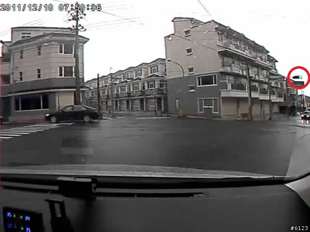 警車、機車、轎車、電線桿