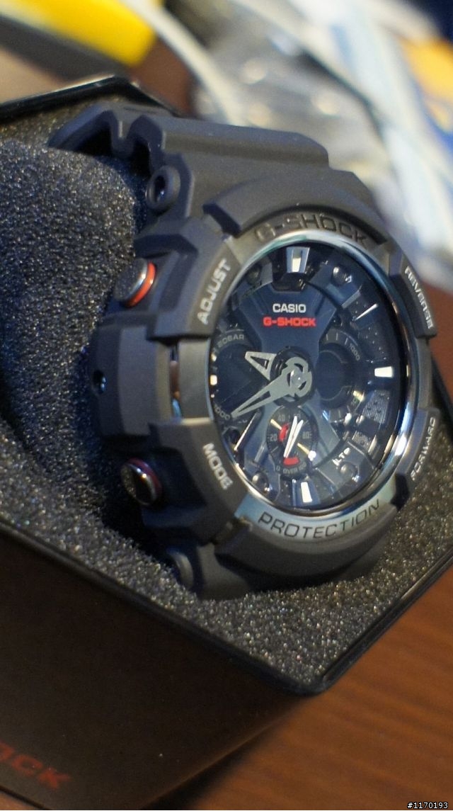 滿滿金屬元素和「X」胎紋設計元素的~~G-SHOCK GA-200 1A開箱