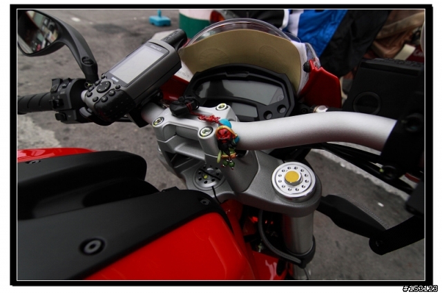 開箱!!! 開箱!!!我家女王~~又花轟了~~提前收到的耶誕節禮物~~Ducati monster 796~~