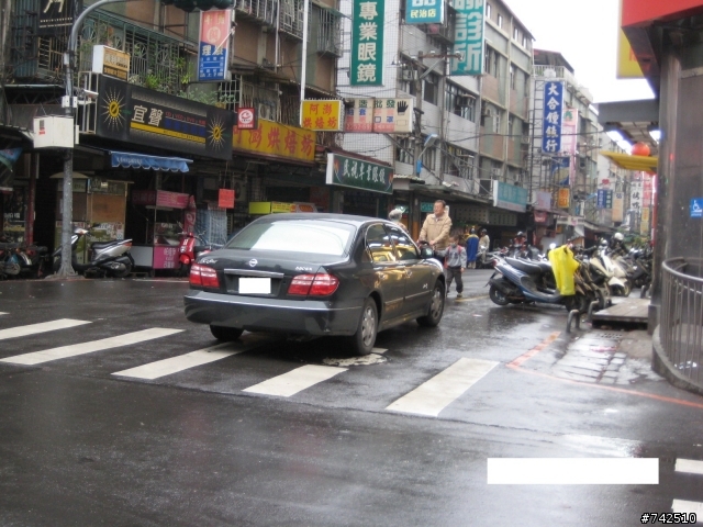 車子停在轉彎處路中間壓行人穿越道跑去福利社買東西