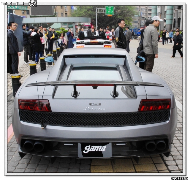 桃園縣政府前出現.......Lamborghini 車群,還給小朋友試乘.....