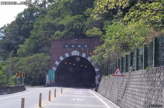 開著Luxgen SUV行駛在蘇花公路上，感受大自然的鬼斧神工，壯闊之美。