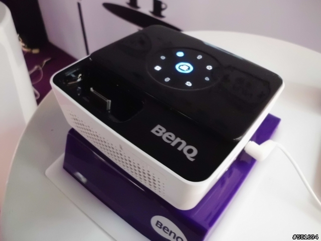 主管逼我陪他去買的便當...投影機 BenQ GP2