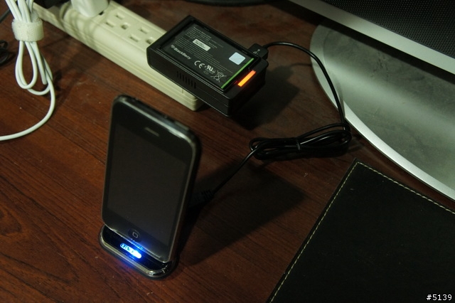 [分享]BlackBerry Bold 9900 副廠電池座充 + USB充電 2合1