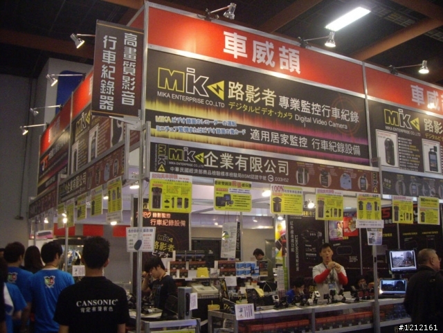 資訊展買了行車記錄器，最後選擇了Abee V30