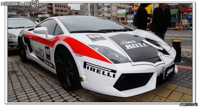 桃園縣政府前出現.......Lamborghini 車群,還給小朋友試乘.....