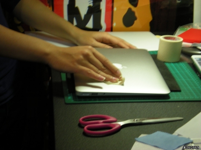 [圖解]正妹教你包膜，麻豆MacBook Air 11"。