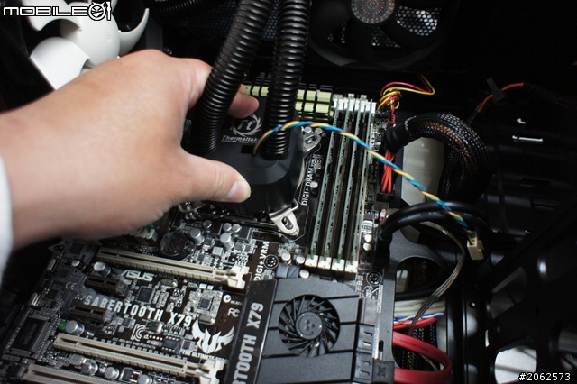 兩台 SANDY-E 安裝 Thermaltake 散熱器