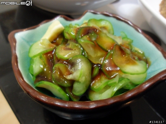 有漢堡肉的晚餐+小黃瓜小菜~!!