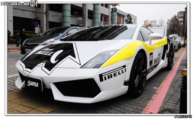 桃園縣政府前出現.......Lamborghini 車群,還給小朋友試乘.....