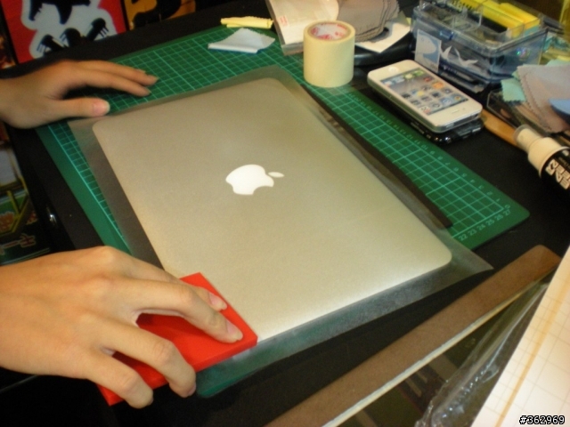 [圖解]正妹教你包膜，麻豆MacBook Air 11"。