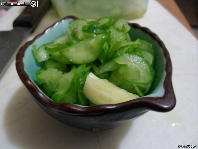 有漢堡肉的晚餐+小黃瓜小菜~!!