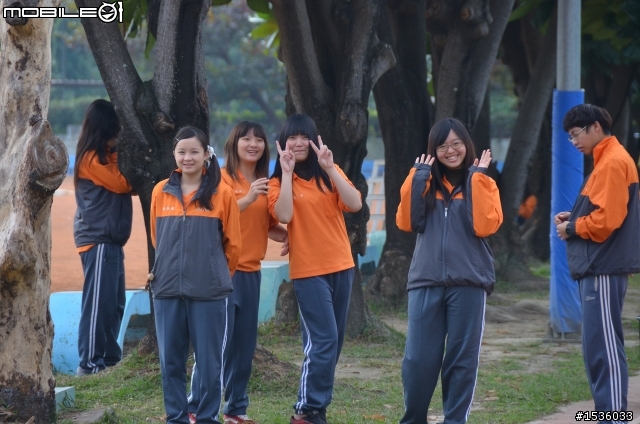 正在屏東佳冬農校品嘗咖啡，忽然接到業代來電，就直接開車前往高雄大中生活館看Luxgen 5。