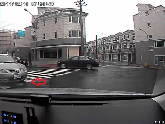 警車、機車、轎車、電線桿