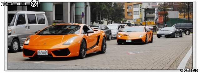桃園縣政府前出現.......Lamborghini 車群,還給小朋友試乘.....