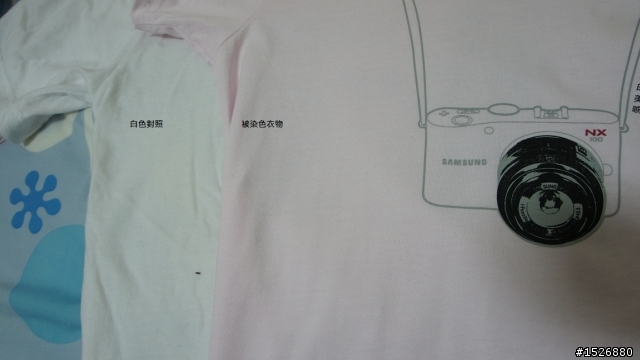 UNIQLO褪色血染白T袖