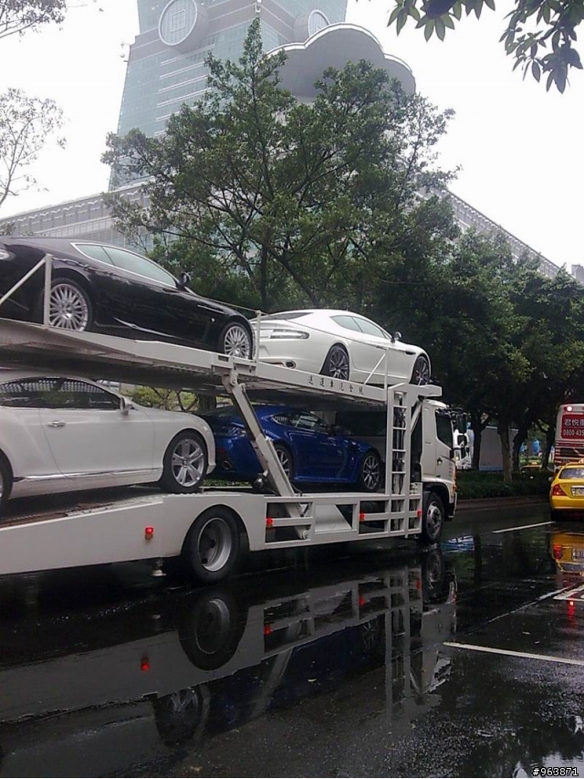2011台北世貿車展  車輛進駐