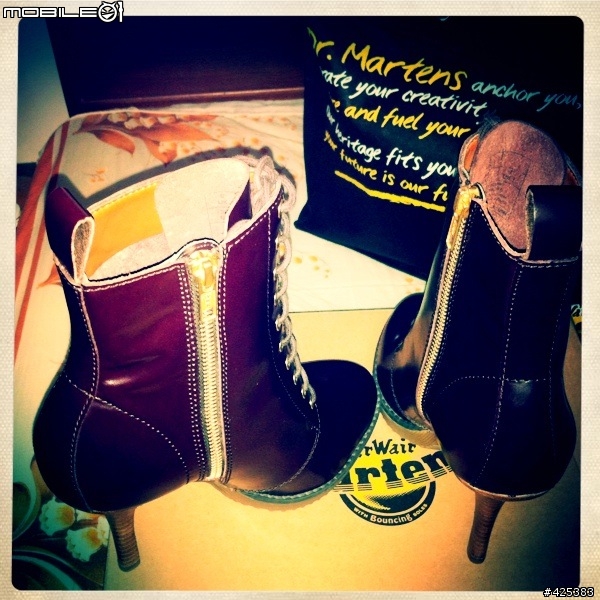 [分享] Dr.Martens 2011A/W - The Zita Collection - Kimora 10-eye Boot