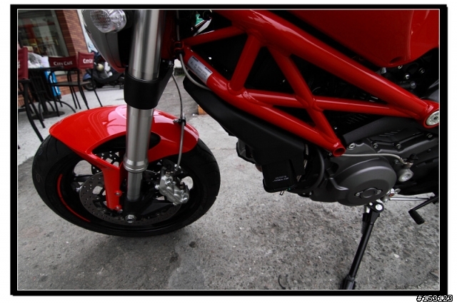 開箱!!! 開箱!!!我家女王~~又花轟了~~提前收到的耶誕節禮物~~Ducati monster 796~~