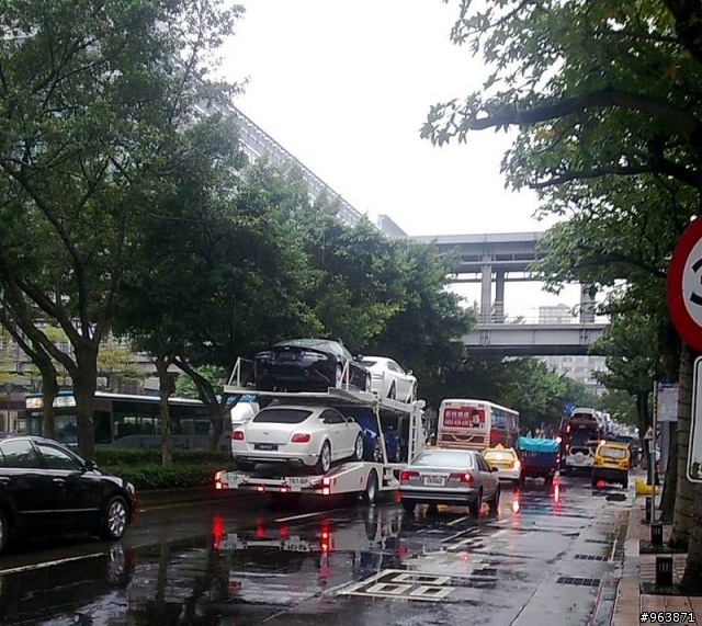 2011台北世貿車展  車輛進駐