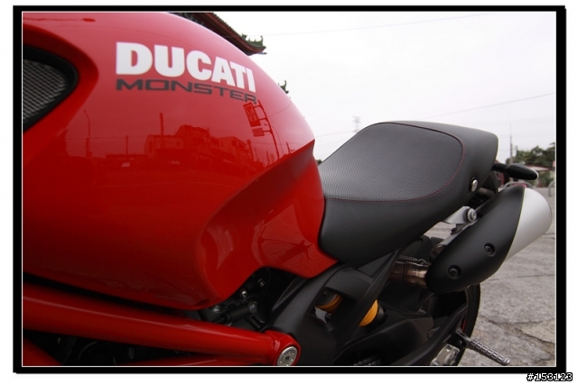 開箱!!! 開箱!!!我家女王~~又花轟了~~提前收到的耶誕節禮物~~Ducati monster 796~~