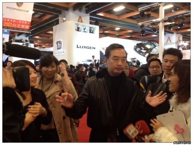 台北車展luxgen攤位巧遇嚴凱泰