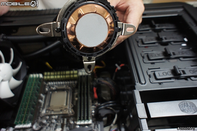 兩台 SANDY-E 安裝 Thermaltake 散熱器