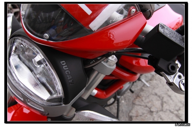 開箱!!! 開箱!!!我家女王~~又花轟了~~提前收到的耶誕節禮物~~Ducati monster 796~~